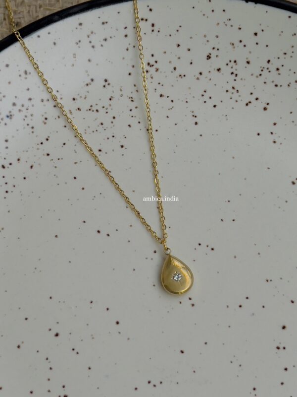 Drop necklace 18k gold plated