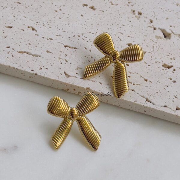 Classic bow earrings