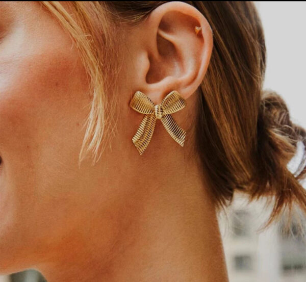 Classic bow earrings