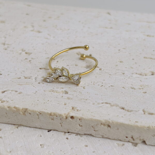 Leaf white crystal ring